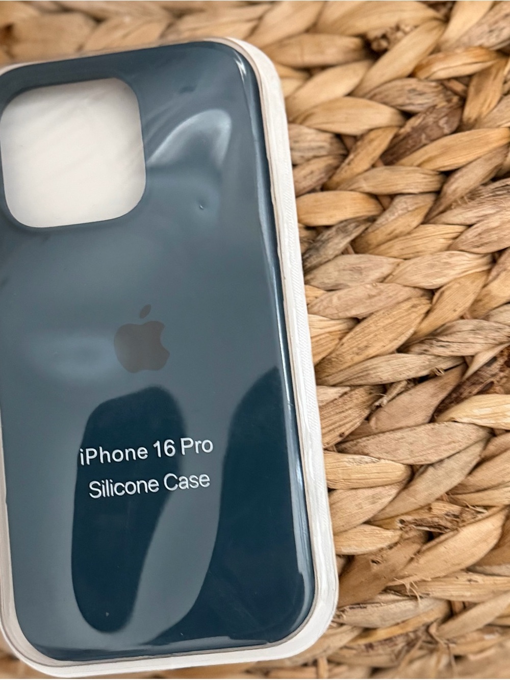 Apple Silicone iPhone 16 Pro Case - Deep Blue